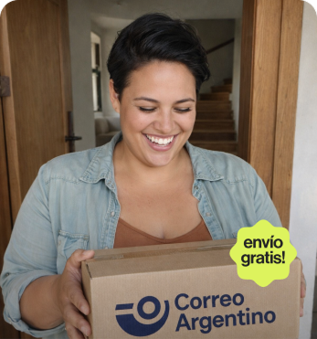 Paciente recibiendo su caja con envío gratis en la puerta de su casa