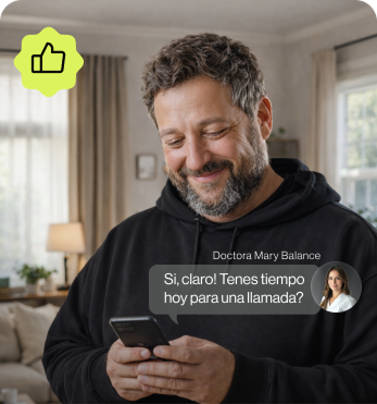 Paciente chateando con su profesional desde el celular